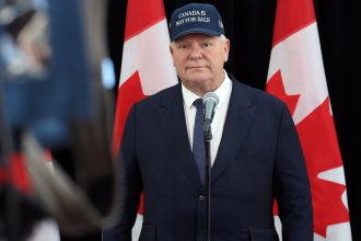 ‘o-canada-nao-esta-a-venda’:-bone-usado-por-doug-ford-faz-frente-a-trump