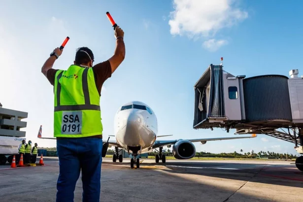 passageiro-de-67-anos-morre-ao-cair-de-escada-em-desembarque-de-aviao-no-interior-de-sp