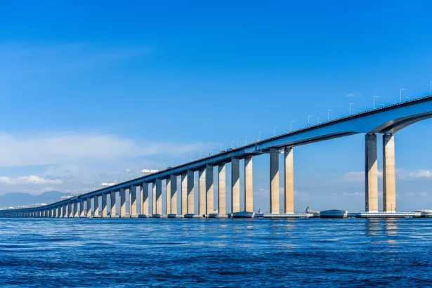 motociclista-cai-da-ponte-rio-niteroi-apos-acidente-com-caminhao