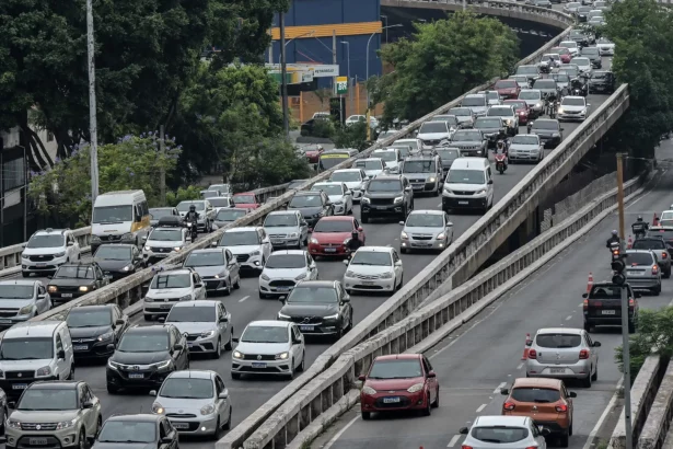 vai-pegar-a-estrada-no-ano-novo?-saiba-quais-os-horarios-de-maior-movimento