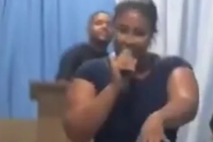 mulher-descobre-traicao-do-marido-e-expoe-os-dois-na-igreja;-video