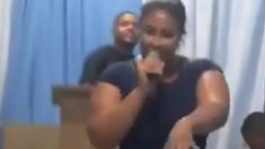 mulher-descobre-traicao-do-marido-e-expoe-os-dois-na-igreja;-video