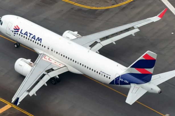 aviao-da-latam-declara-emergencia-apos-decolar-de-brasilia-e-faz-pouso-forcado