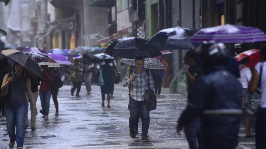 chuva-deixa-sp-em-estado-de-atencao-para-alagamentos;-21-mil-estao-sem-luz