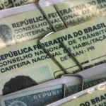 motorista-de-caminhao-estava-com-carteira-cassada-e-policia-quer-prende-lo