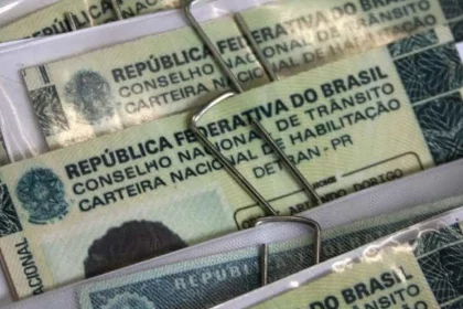 motorista-de-caminhao-estava-com-carteira-cassada-e-policia-quer-prende-lo