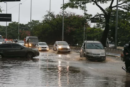 chuva-causa-uma-morte,-derruba-arvores-e-provoca-apagao-em-sao-paulo