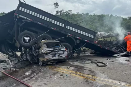 acidente-com-onibus,-carreta-e-carro-deixa-38-mortos-em-minas-gerais