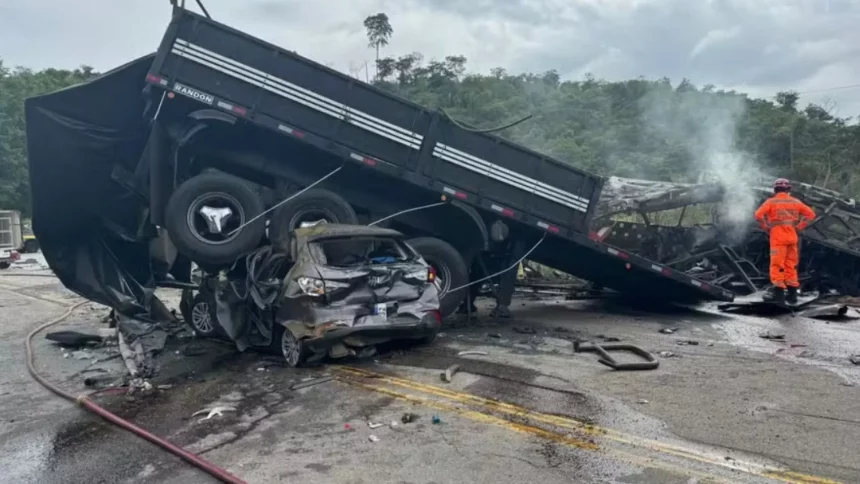 acidente-com-onibus,-carreta-e-carro-deixa-38-mortos-em-minas-gerais