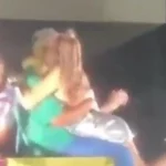 marido-pede-divorcio-apos-mulher-beijar-cantor-durante-show