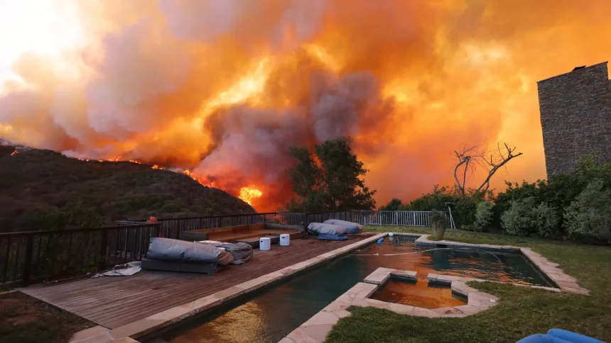 fogo-em-los-angeles-ja-obrigou-30-mil-pessoas-a-abandonarem-suas-casas