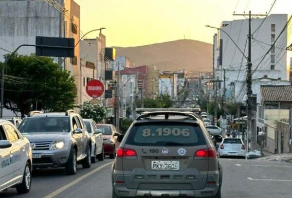 jequie:-bandidos-atentam-contra-comboio-da-policia-militar-e-alvejam-viatura-no-bairro-joaquim-romao