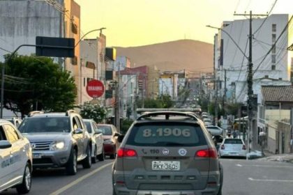 jequie:-bandidos-atentam-contra-comboio-da-policia-militar-e-alvejam-viatura-no-bairro-joaquim-romao