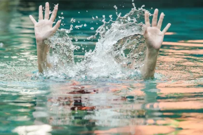 crianca-que-se-afogou-em-piscina-de-resort-ficou-submersa-por-7-minutos