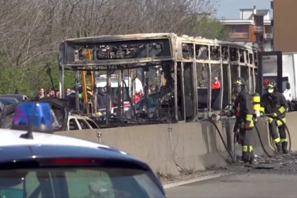 passageiro-incendeia-onibus-em-que-viajava-com-outras-45-pessoas;-veiculo-foi-destruido