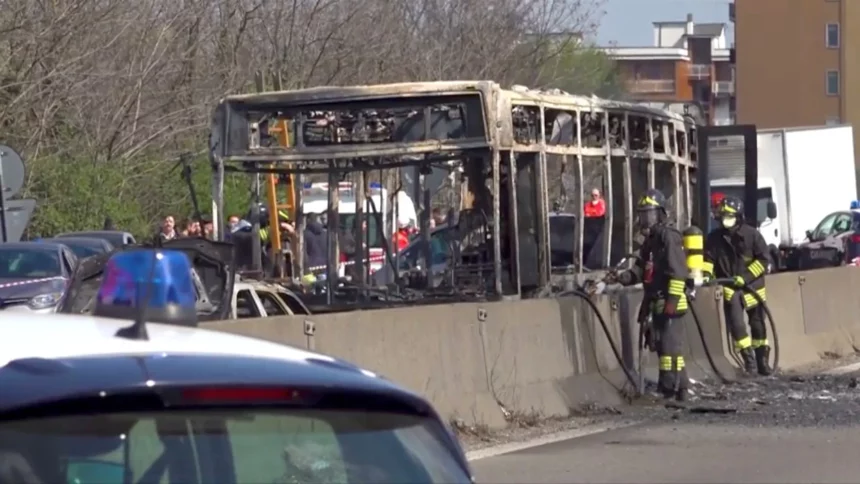 passageiro-incendeia-onibus-em-que-viajava-com-outras-45-pessoas;-veiculo-foi-destruido