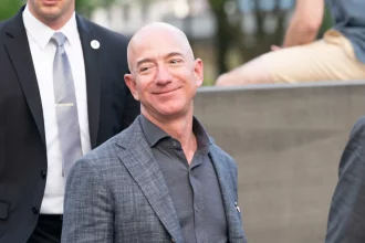 cartunista-se-demite-apos-washington-post-recusar-satira-sobre-jeff-bezos