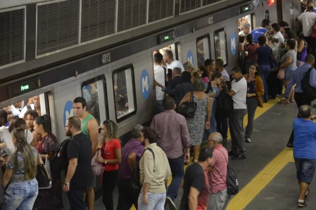 homem-e-detido-com-faca-no-metro-de-sao-paulo