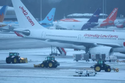 nevasca-fecha-aeroportos-e-afeta-ferrovia-no-reino-unido;-veja-as-imagens