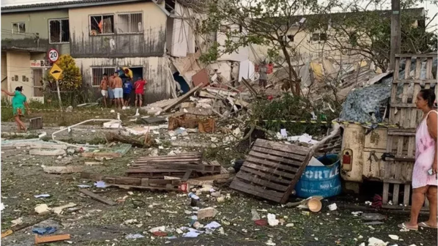 predio-desaba-em-maceio-apos-explosao-e-deixa-3-pessoas-mortas