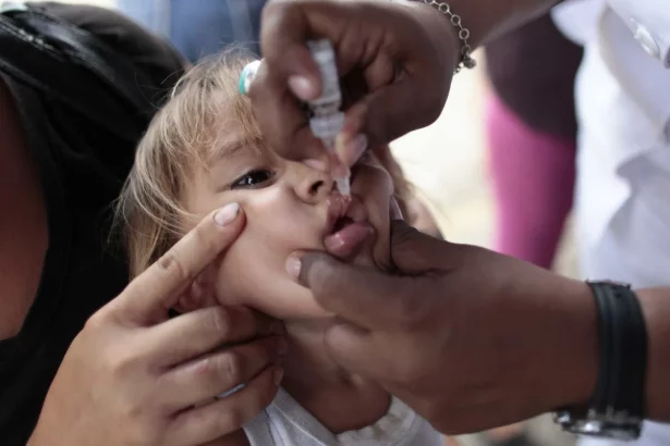 brasil-nao-usara-mais-vacina-de-gotinha-contra-a-polio;-entenda-a-mudanca