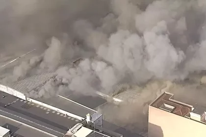 incendio-de-grandes-proporcoes-atinge-shopping-de-compras-na-regiao-do-bras,-em-sp