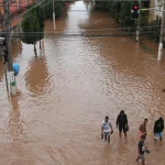 corpo-de-mulher-e-achado-em-carro-arrastado-pela-enxurrada;-ja-sao-5-mortes-no-temporal-em-sp