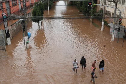 corpo-de-mulher-e-achado-em-carro-arrastado-pela-enxurrada;-ja-sao-5-mortes-no-temporal-em-sp