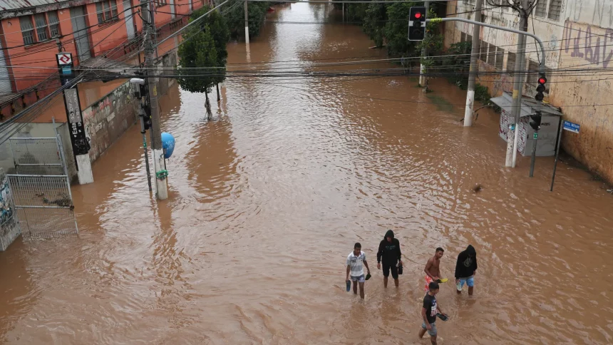 corpo-de-mulher-e-achado-em-carro-arrastado-pela-enxurrada;-ja-sao-5-mortes-no-temporal-em-sp