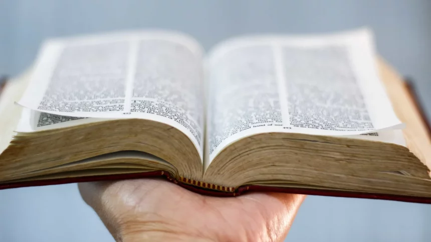 texas-volta-atras-com-lei-para-banir-livros,-que-incluia-a-biblia