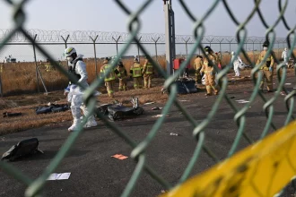 duas-pessoas-sao-resgatadas-com-vida-apos-aviao-explodir-na-coreia-do-sul