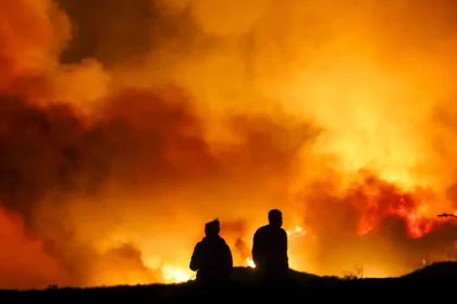 incendio-fora-de-controle-forca-retirada-de-50-mil-pessoas-em-los-angeles