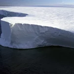 maior-iceberg-do-mundo-comeca-a-se-mexer-apos-decadas-encalhado:-o-que-acontece-agora?