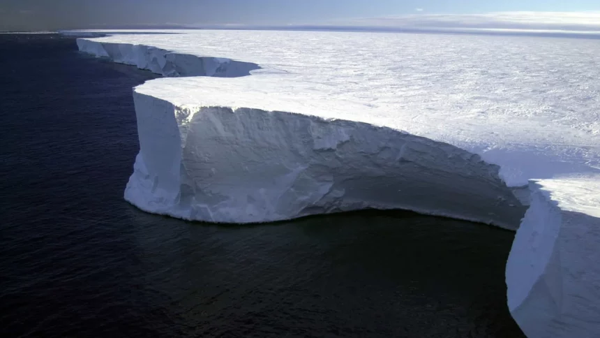 maior-iceberg-do-mundo-comeca-a-se-mexer-apos-decadas-encalhado:-o-que-acontece-agora?