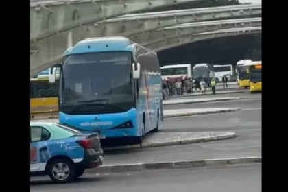 onibus-“desgovernado”-bate-em-taxi-e-causa-danos-em-esplanada-em-lisboa