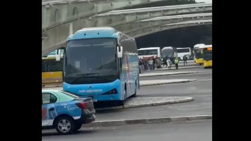 onibus-“desgovernado”-bate-em-taxi-e-causa-danos-em-esplanada-em-lisboa