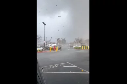 tornado-atinge-parque-de-estacionamento-nos-eua-e-faz-4-feridos;-veja