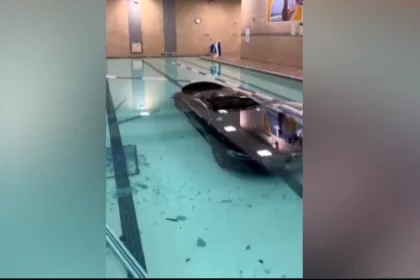 carro-‘mergulha’-em-piscina-de-academia-na-california