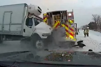 caminhao-bate-em-carro-dos-bombeiros-nos-estados-unidos;-video