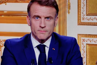 macron-escolhe-centrista-como-primeiro-ministro,-o-quarto-de-seu-mandato