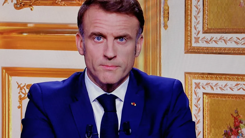 macron-escolhe-centrista-como-primeiro-ministro,-o-quarto-de-seu-mandato