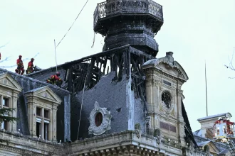 violento-incendio-destroi-parte-da-prefeitura-em-paris;-veja-o-video