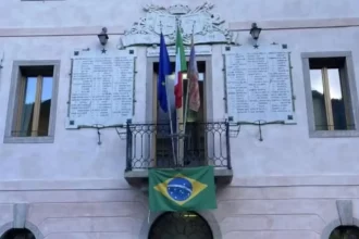 brasileiro-denuncia-prefeito-italiano-que-usou-bandeira-como-protesto