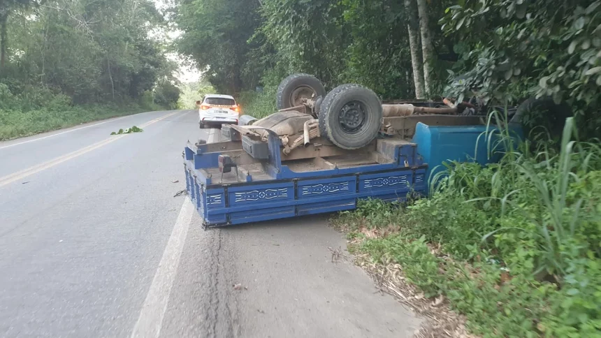 caminhonete-capota-na-br-330-e-deixa-dois-homens-feridos