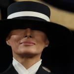 retrato-oficial-de-melania-trump-na-casa-branca-e-divulgado;-veja