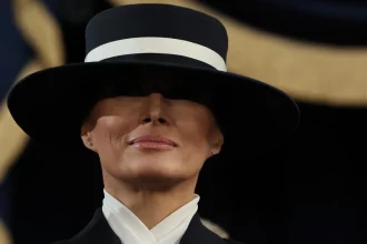 retrato-oficial-de-melania-trump-na-casa-branca-e-divulgado;-veja