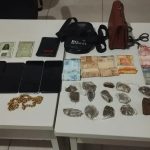 policia-prende-casal-que-escondia-droga-enterrada-em-praca-no-centro-de-itabata