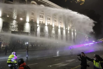 policia-utiliza-canhoes-de-agua-para-dispersar-manifestantes-na-georgia