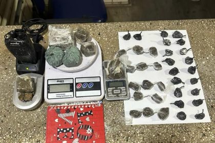 pm-apreende-drogas-e-radio-comunicador-no-colina-verde-em-teixeira-de-freitas