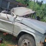 ipiau:-caminhao-carregado-de-blocos-capota-em-ribanceira-na-br-330-e-deixa-dois-feridos